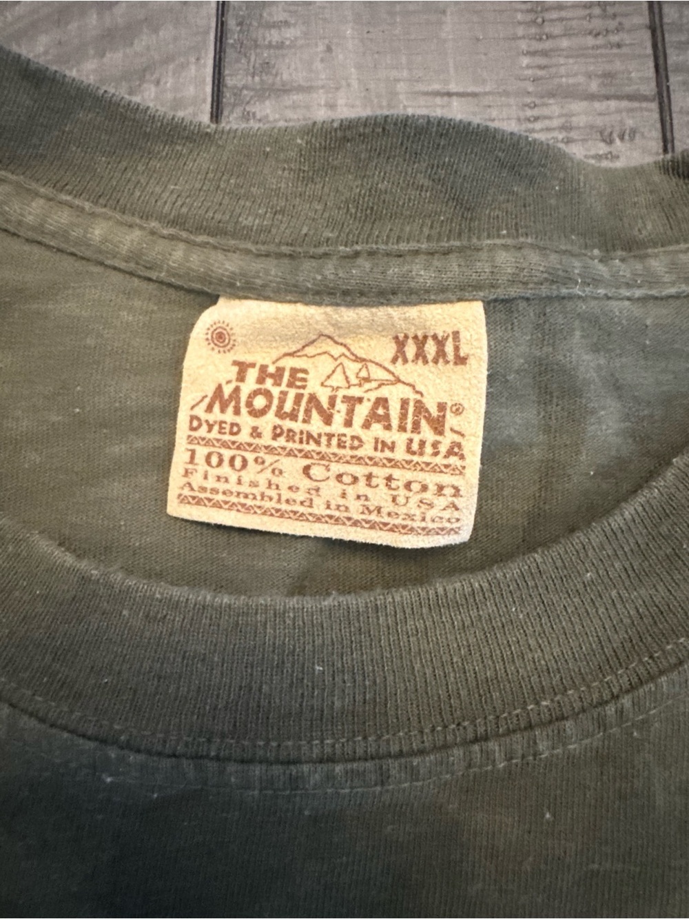 The Mountain Olive Green Crewneck T-Shirt Wolf Pack - Picture 3 of 4